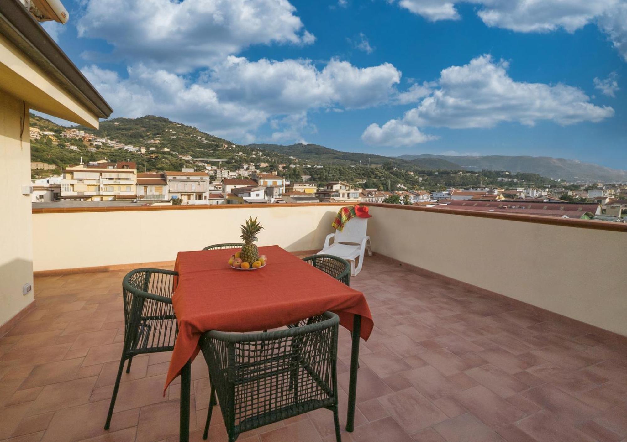 Magico Apartments - 450M Dalla Spiaggia Capo dʼOrlando Eksteriør bilde