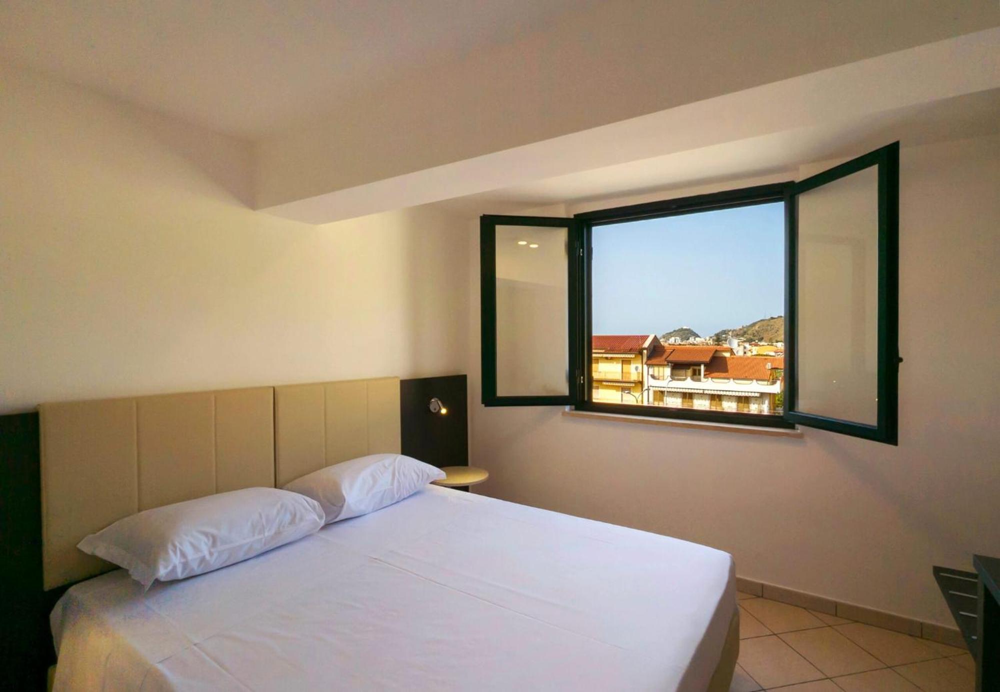 Magico Apartments - 450M Dalla Spiaggia Capo dʼOrlando Eksteriør bilde